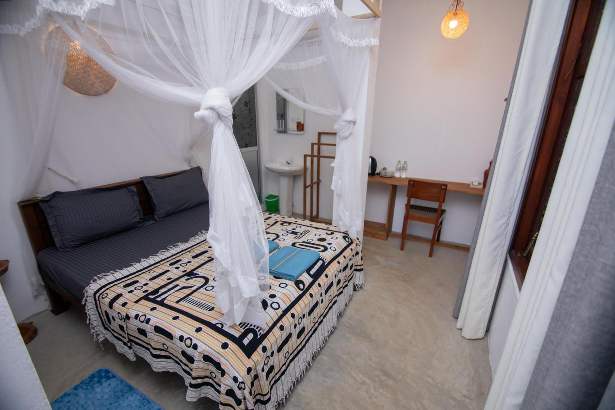 Light House Beach Home Matara Room photo