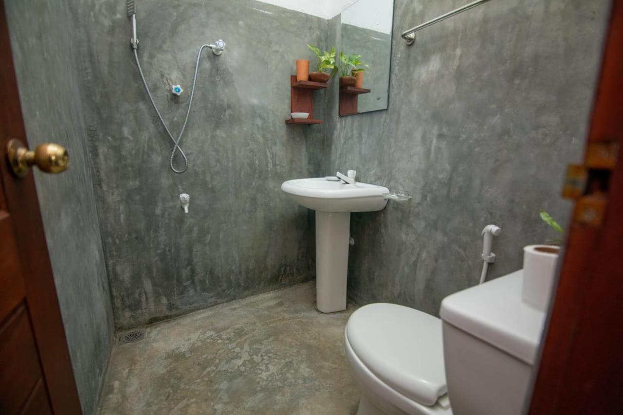 Light House Beach Home Matara Room photo